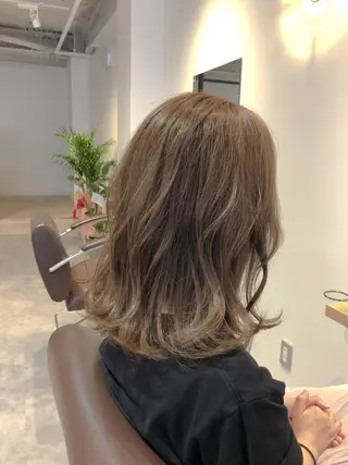 ミディアム カラー MIA スタイリストのヘアスタイル