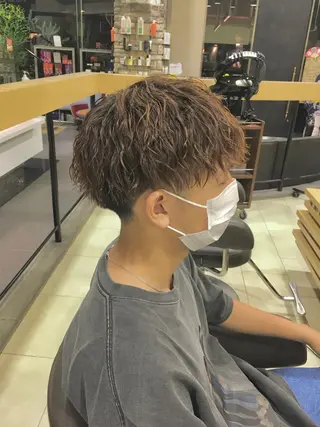 カラー パーマ メンズ ウルフ/センタ- パート【ナナミ】のヘアスタイル