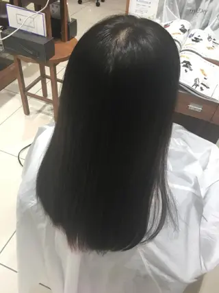 セミロング esse大阪茶屋町店所属・レイヤーカット 新井田陽寿のヘアスタイル