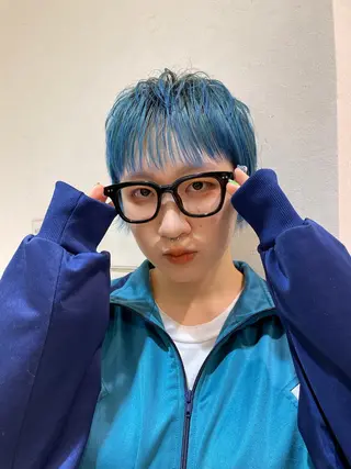 ショート カラー ヘアアレンジ mika｜ブルーカラ ー｜ハイトーンカラーのヘアスタイル