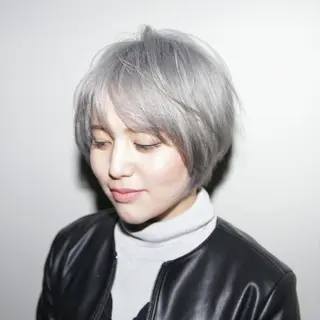 ショート カラー 艶髪✨ハイトーン ✨ホワイト✨北宗一郎のヘアスタイル