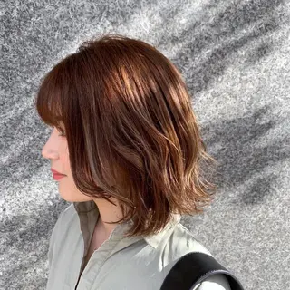 ミディアム ブリーチなしカラー/ 顔周りレイヤーカットのヘアスタイル