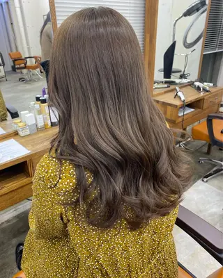 ロング カラー オリーブ/アッシュ やわらか透明感カラーのヘアスタイル