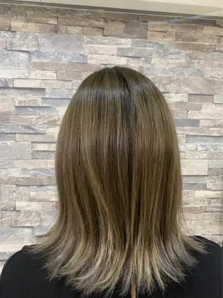 ミディアム 土屋朱理/ ハイトーンカラーのヘアスタイル