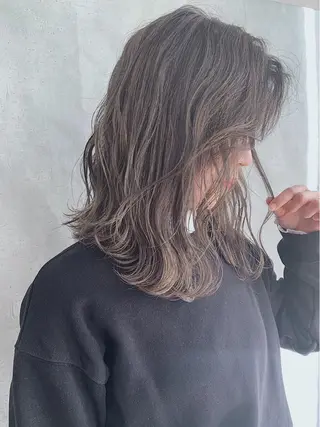 ミディアム カラー _WHITE 難波本店のヘアスタイル