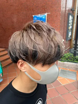 ショート カラー メンズ 三ノ宮フェザーパーマ 蕃本 啓利のヘアスタイル