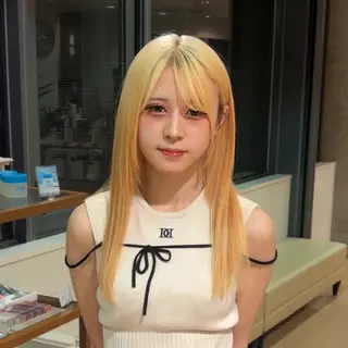 セミロング カラー aura所属・波巻きパーマ✨️ ケアブリーチカラーのヘアスタイル
