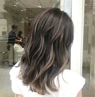 カラー ブリーチなしカラー/ 顔周りレイヤーカットのヘアスタイル