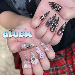 ネイル BLUEM なな🐶のネイルデザイン