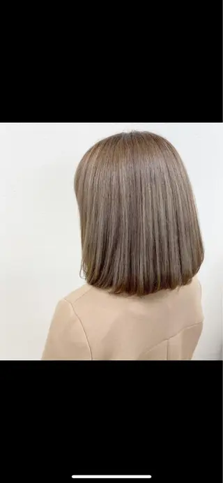 カラー ミルクティーカラー イイサカシュンスケのヘアスタイル