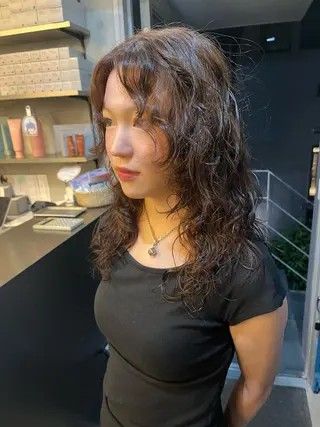 セミロング パーマ レイヤーカット/ハイ トーンカラー/きらのヘアスタイル