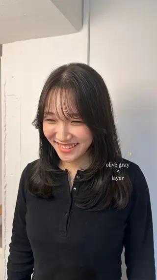 セミロング カラー Lomalia Rukaのヘアスタイル