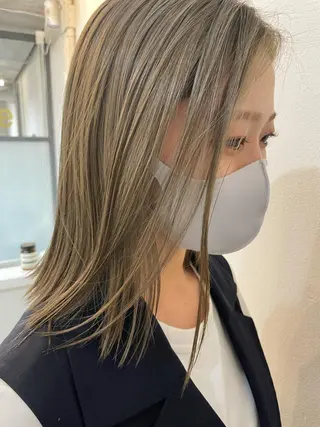 ミディアム カラー レイヤー　べージュ 白石研太のヘアスタイル