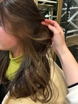 セミロング カラー 西 優衣奈のヘアスタイル