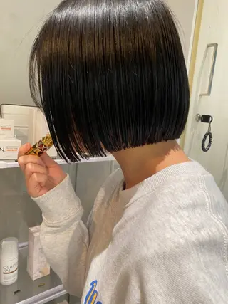 ショート まお♡レイヤーカット 耳ツボジュエリーのヘアスタイル