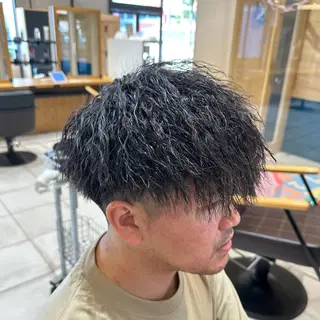 ショート パーマ メンズ メンズ特化　パーマ メッシュハイライトのヘアスタイル