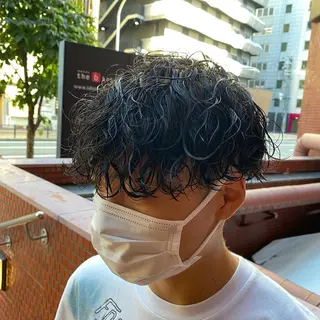 パーマ メンズ 三ノ宮フェザーパーマ 蕃本 啓利のヘアスタイル