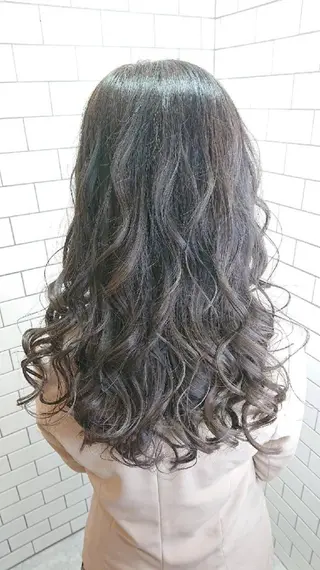 カラー ロング LUXBE GALLERY なんば駅前店所属・ラックスビーギャラリ ー AKICOのヘアスタイル