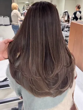 ロング レイヤー透明感カラー AIKAのヘアスタイル