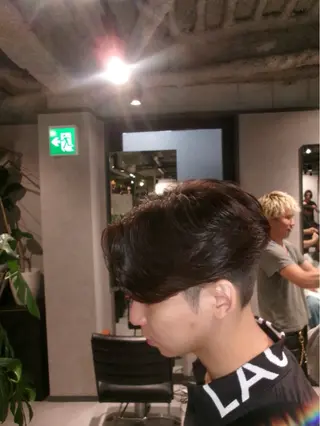パーマ メンズ 毛流れ特化愁斗 センターパートパーマのヘアスタイル