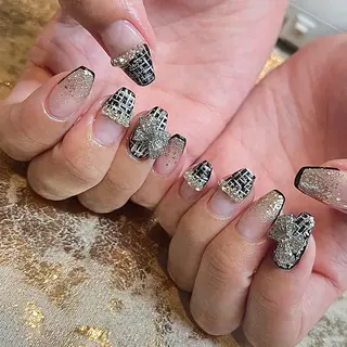 ミディアム ネイル H🌺 NAILのネイルデザイン