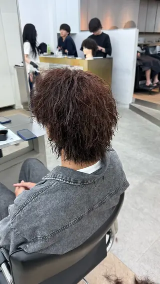 ショート カラー パーマ メンズ キッズ 岩本晴佳/波巻きパー マ/フェザーパーマのヘアスタイル