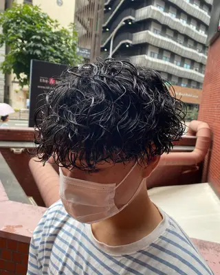 パーマ メンズ 三ノ宮フェザーパーマ 蕃本 啓利のヘアスタイル