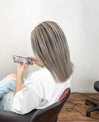 セミロング カラー _White所属・ＳＨＩ ＺＵのヘアスタイル