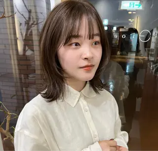 ミディアム ブリーチなしカラー /ベージュカラーのヘアスタイル