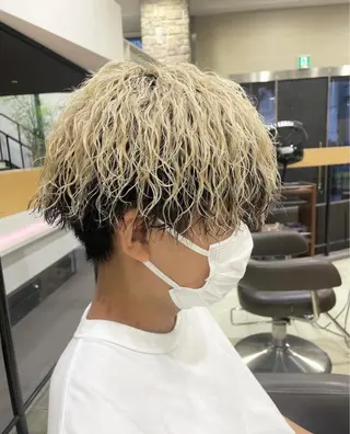 カラー メンズ ウルフ/センタ- パート【ナナミ】のヘアスタイル