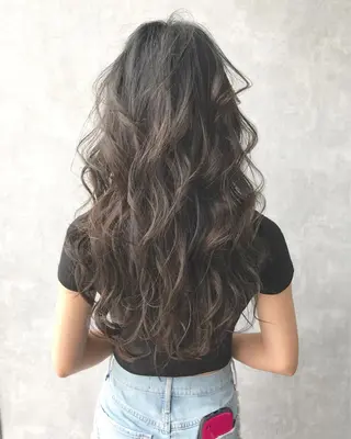 セミロング カラー TOMOYAレイヤー ブリーチ縮毛矯正のヘアスタイル