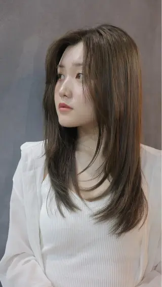セミロング ウシロダ メグミのヘアスタイル