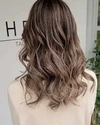 セミロング cherie所属・バレイヤージュ/ ハイライト/大内格のヘアスタイル