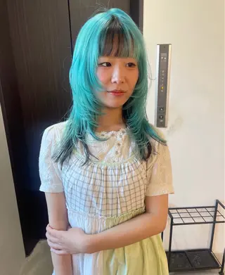 ミディアム カラー MIU/ルーツカラー ボブ/顔周りレイヤーのヘアスタイル
