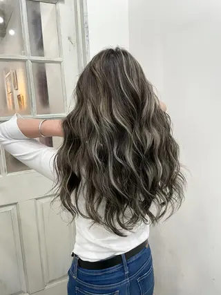 ロング 白いハイライト🤍 タナカリョウスケのヘアスタイル