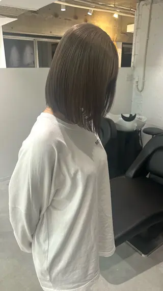 ミディアム カラー Ann/ベージュ /ミルクティーのヘアスタイル