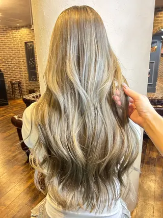 ロング カラー 梅木 李奈のヘアスタイル