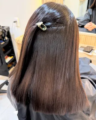 セミロング attrait南堀江所属・乾かすだけで艶髪 松村海世のヘアスタイル