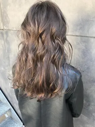 セミロング カラー TOMOYAレイヤー ブリーチ縮毛矯正のヘアスタイル