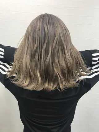 ミディアム カラー 森本 笑のヘアスタイル