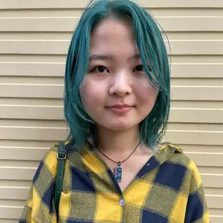 ミディアム カラー ホリケ アオイのヘアスタイル