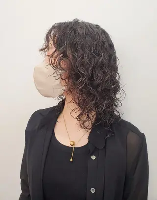 ミディアム パーマ 齋藤 愛美のヘアスタイル