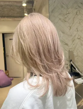 ミディアム カラー 艶ハイトーン🔆 ️️️安座間 希のヘアスタイル