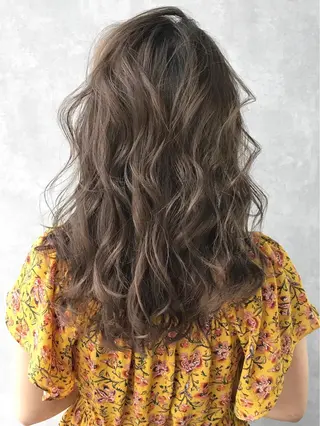 セミロング カラー TOMOYAレイヤー ブリーチ縮毛矯正のヘアスタイル