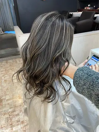 セミロング カラー レイヤーカット 早崎太生のヘアスタイル