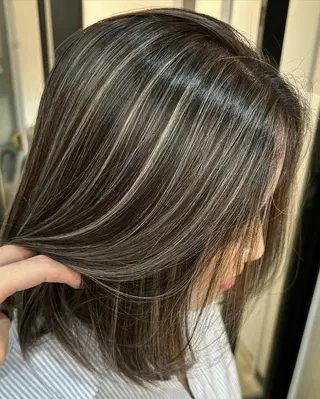 カラー loness ginza所属・桃崎 晏地のヘアスタイル