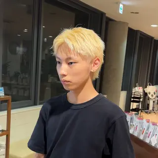 ショート カラー aura所属・波巻きパーマ✨️ ケアブリーチカラーのヘアスタイル