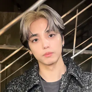 ミディアム カラー メンズ 岡田大志🇰🇷 中/韓メンズヘアのヘアスタイル