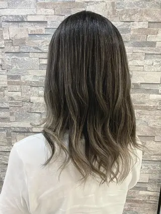 セミロング 土屋朱理/ ハイトーンカラーのヘアスタイル