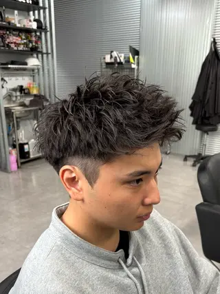 ショート パーマ メンズ 波巻き/ツイスパ/ 短髪/鈴木俊也のヘアスタイル